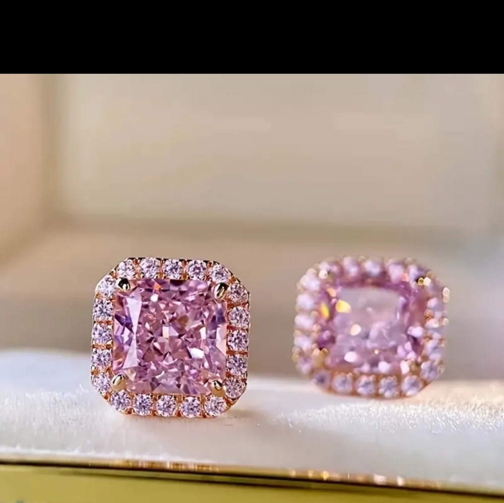 ELEGANT 18K GOLD-PLATED COPPER STUD EARRINGS
